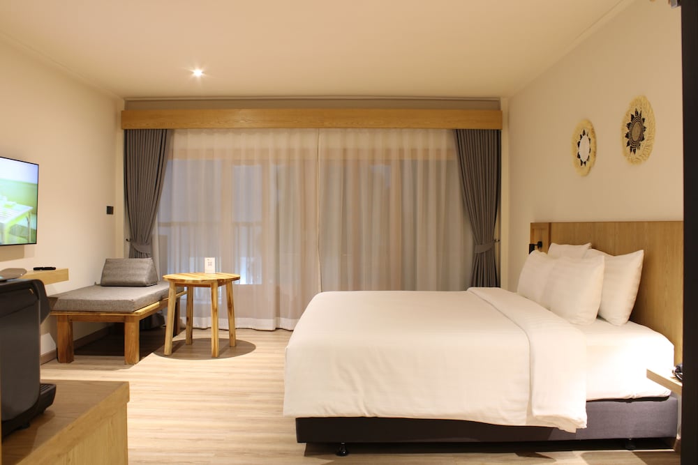 Superior Room (1 Way Airport Transfer) - Photo 2