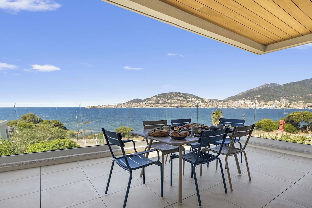 Comfort Apartment, 2 Bedrooms, Terrace, Sea View