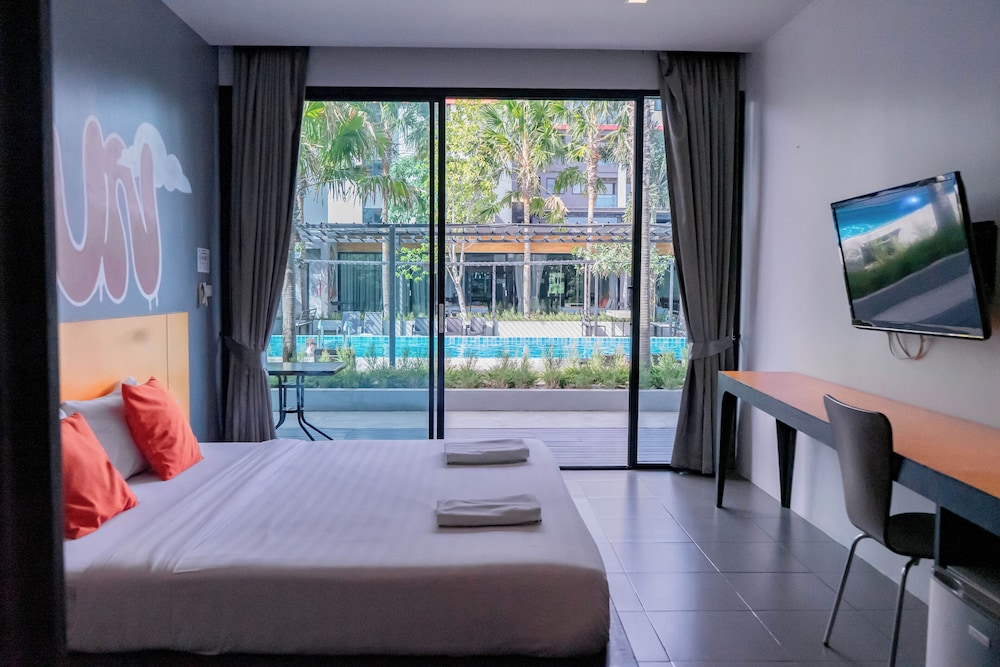 Deluxe Double Room with Pool View - Photo 6