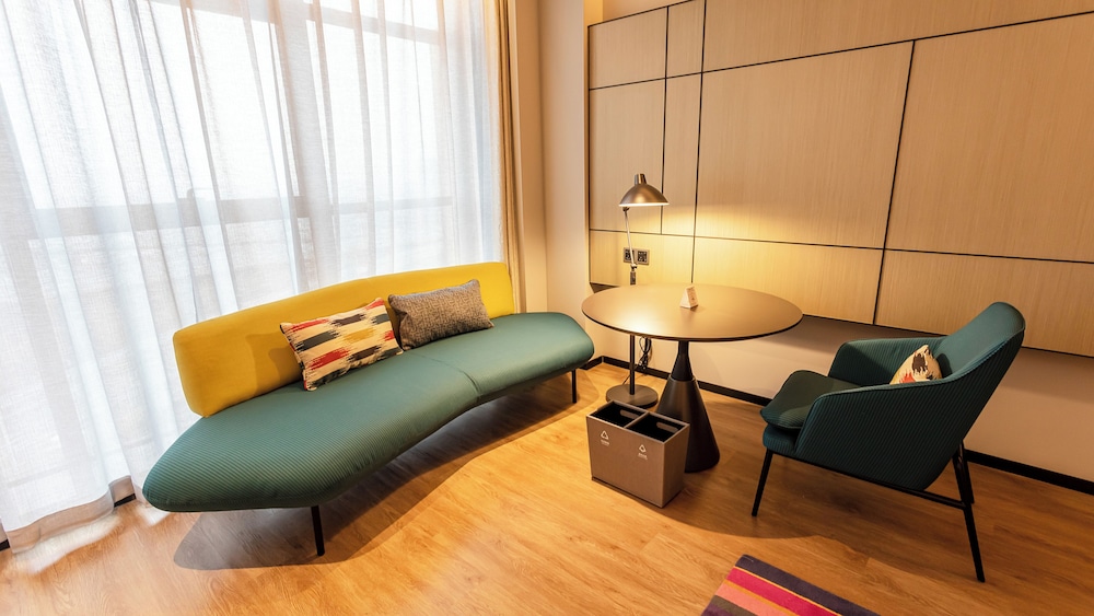Room, 1 King Bed, City View - Photo 1