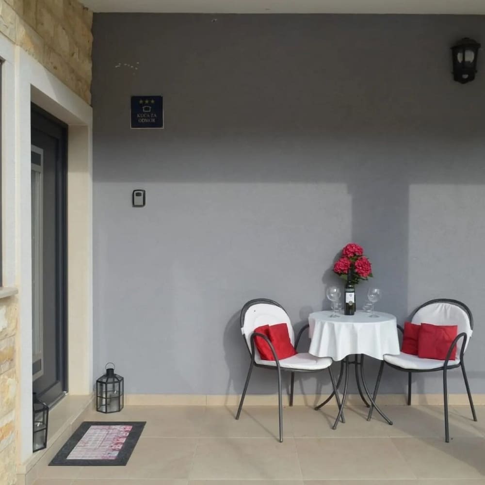 House (Toni - modern - H(2+2))