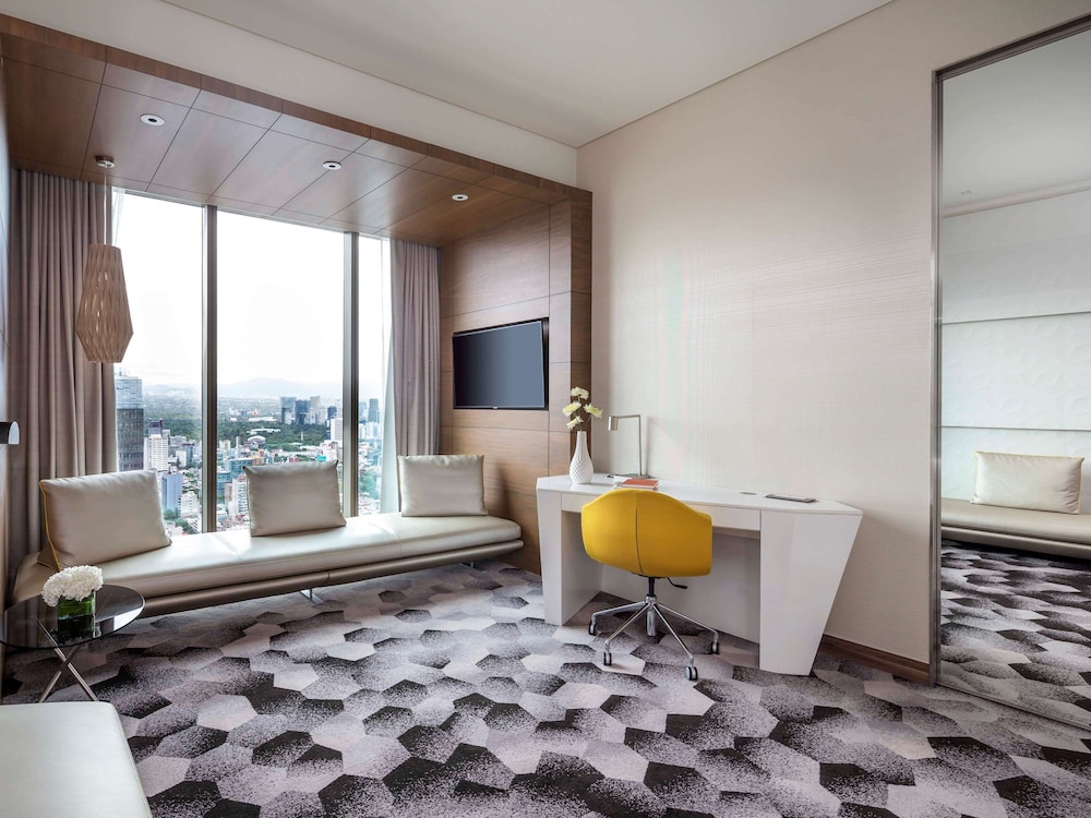 Club Room, 1 King Bed, Business Lounge Access (Prestige, Angel Of Independence View)
