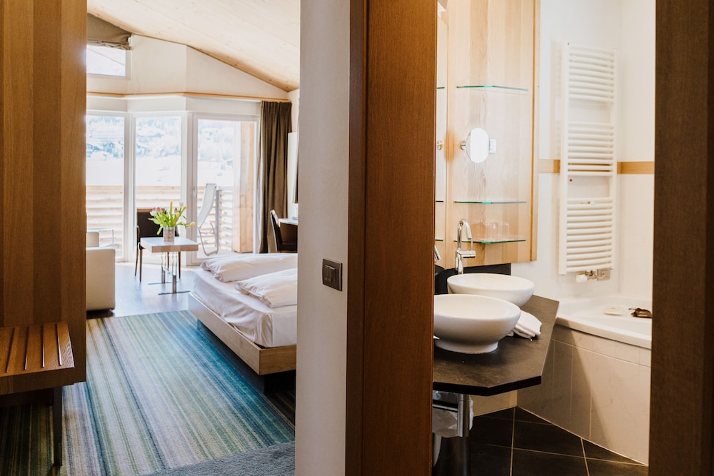 Deluxe Room - Photo 9