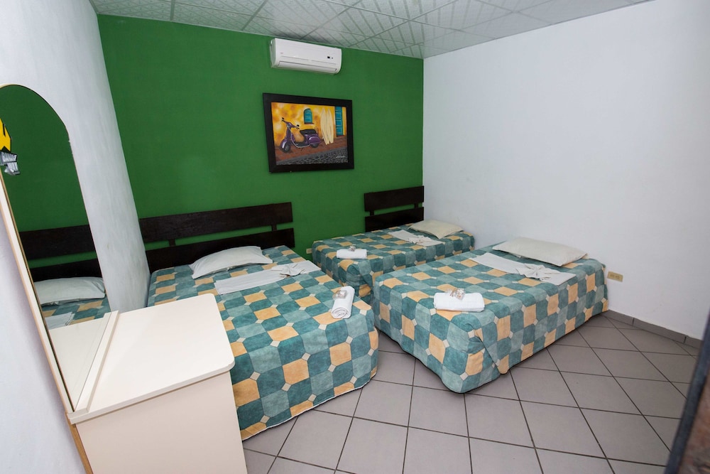 Classic Triple Room, 3 Twin Beds, Non Smoking photo 2