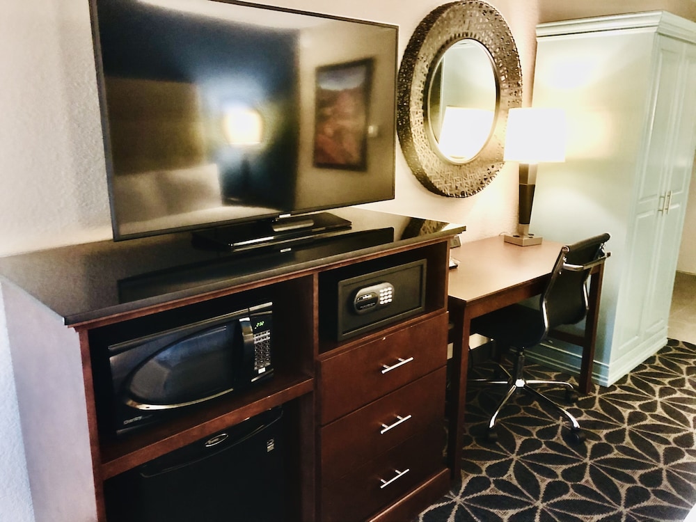 Suite, 1 Queen Bed, Non Smoking - Photo 3