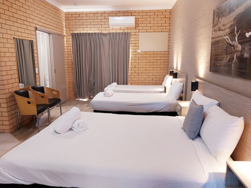1 Room Queen and 2 singles (Pet Friendly) photo 2