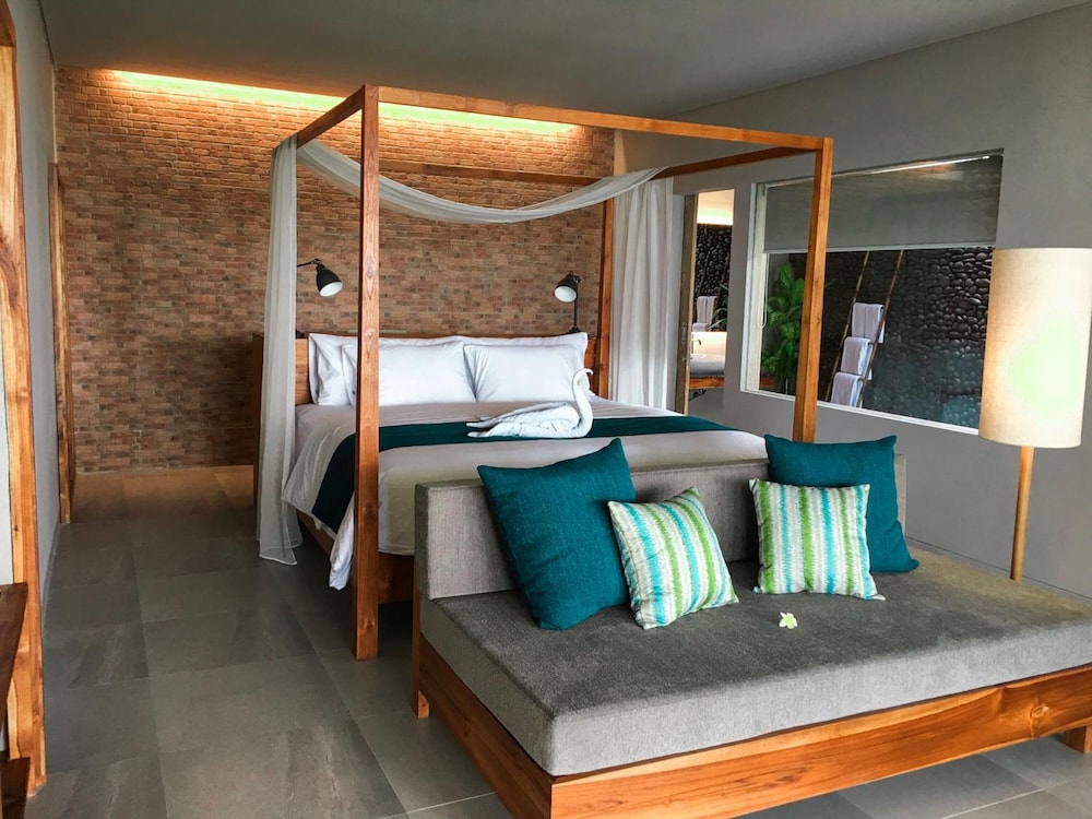 Luxury Suite, 1 King Bed, Ocean View, Oceanfront photo 1