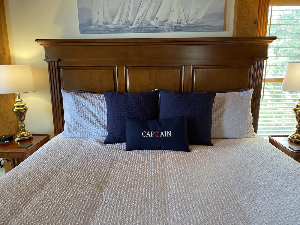 Room, 1 King Bed, Jetted Tub, Bay View (Captain's Quarters) photo 1