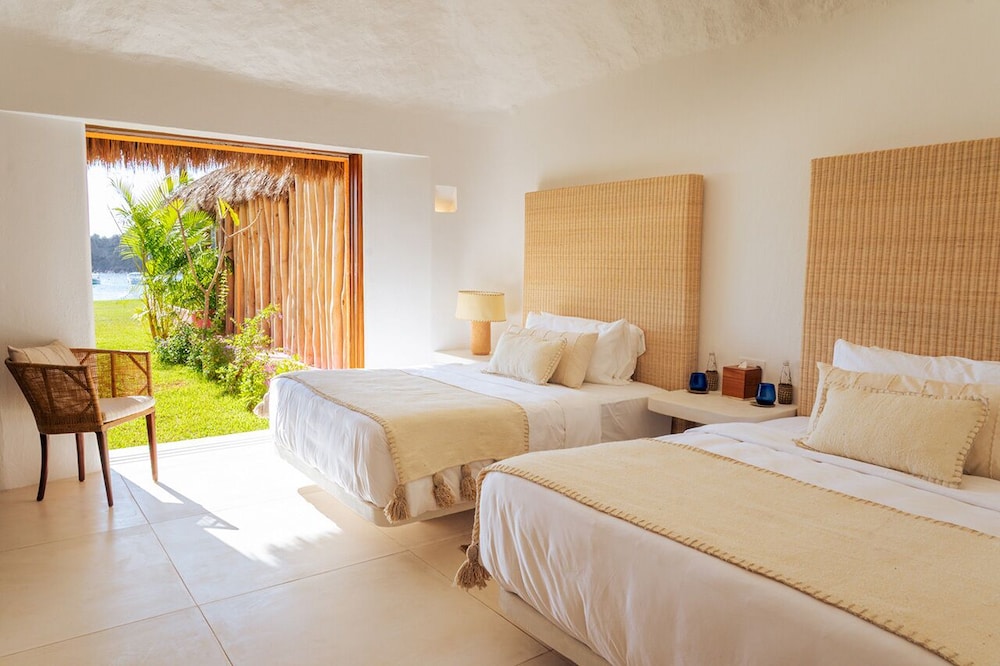 Standard Bungalow, 2 Queen Beds, Ocean View (Bungalow Queen) photo 1