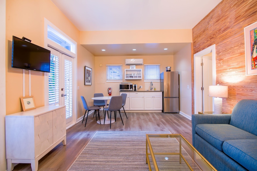 Deluxe Townhome, 1 King Bed with Sofa bed - Orchid Suite 102 - Photo 4