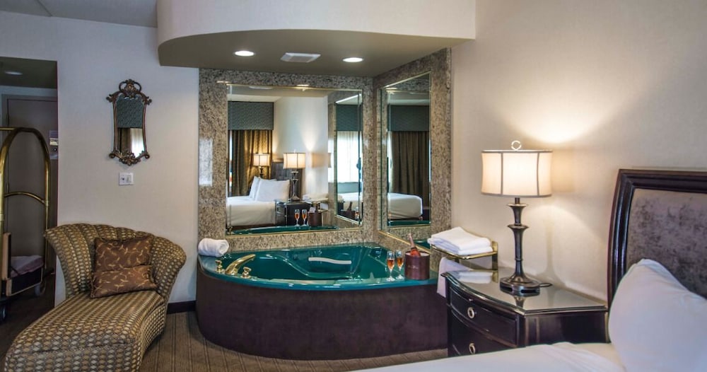 Executive Suite, 1 King Bed (Jetted Tub) photo 3