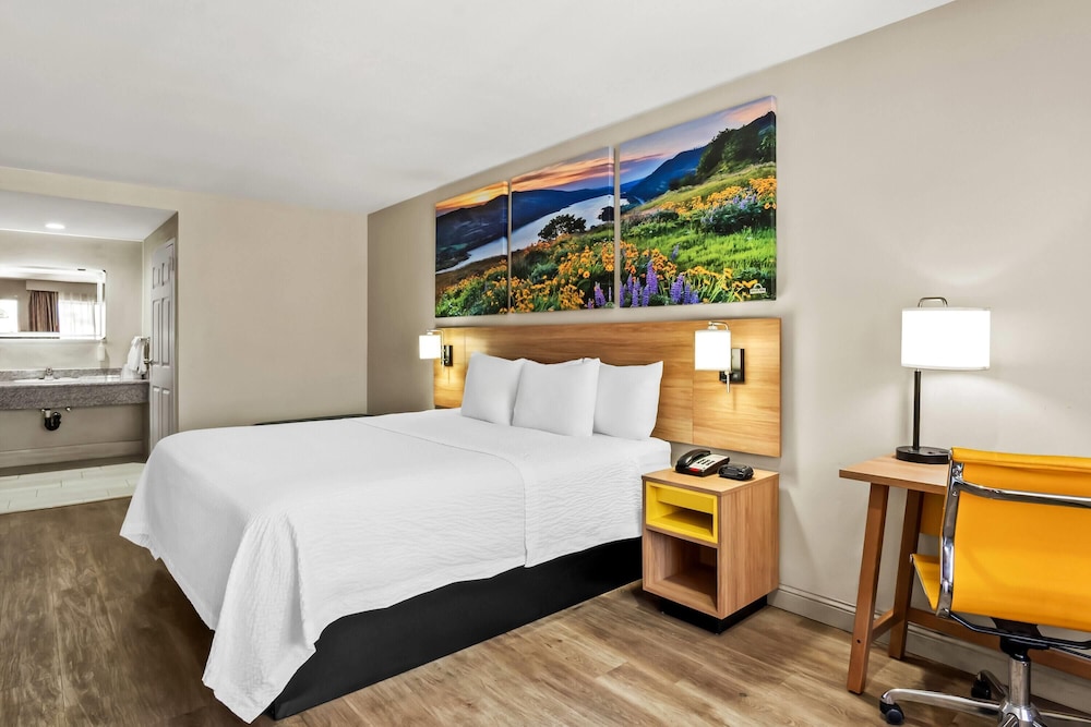 Standard Room, 1 King Bed - Photo 1