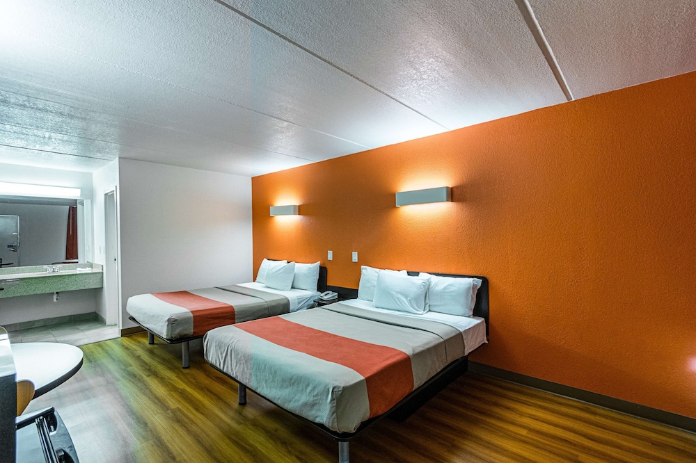 Standard Room, 2 Queen Beds, Smoking - Photo 3