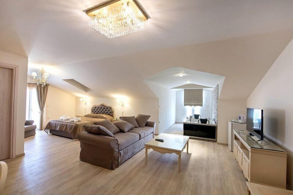 Honeymoon Studio Suite photo 3