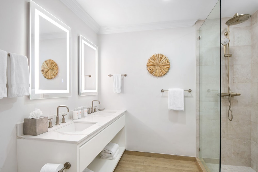 Deluxe Suite, 1 Bedroom, Partial Ocean View (Recently Renovated) - Photo 6