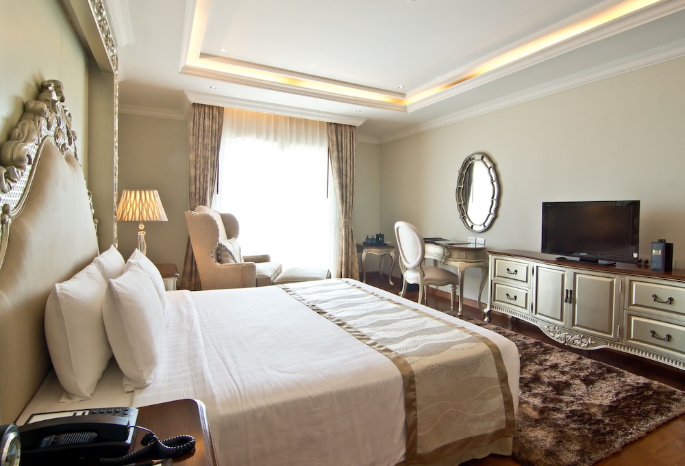 Deluxe pool view with jacuzzi