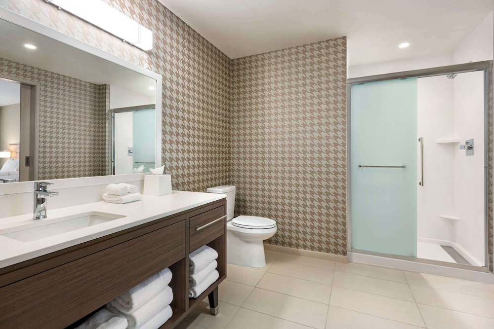 Studio, 2 Queen Beds, Accessible, Bathtub (Mobility & Hearing) thumbnail 6