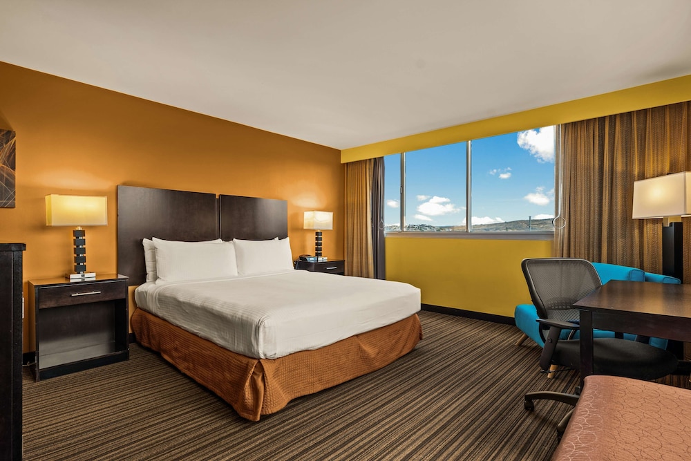Standard Room, 1 King Bed, Accessible, Corner (with Single Sofabed;Larger Room) - Photo 2