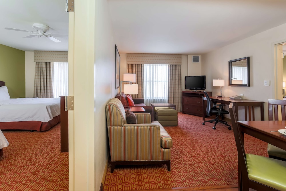 Suite, Accessible, Non Smoking (Mobility & Hearing, 3x3 Shower) - Photo 2
