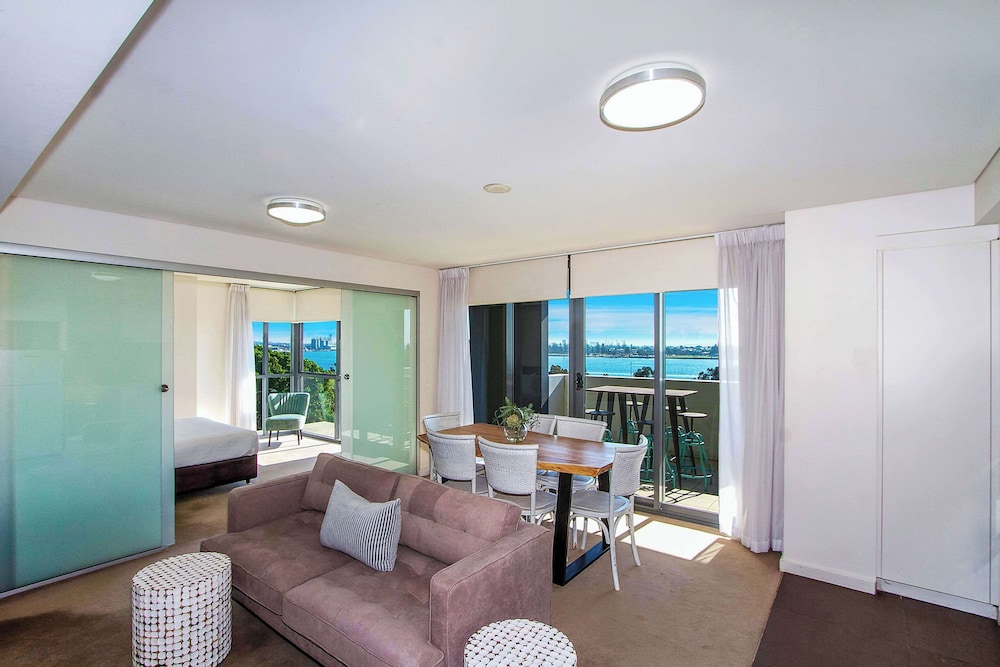 Suite, Non Smoking, Harbor View (1 Queen Bed & 2 Twin Beds), photo 6