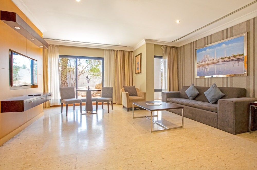Family Room thumbnail 5