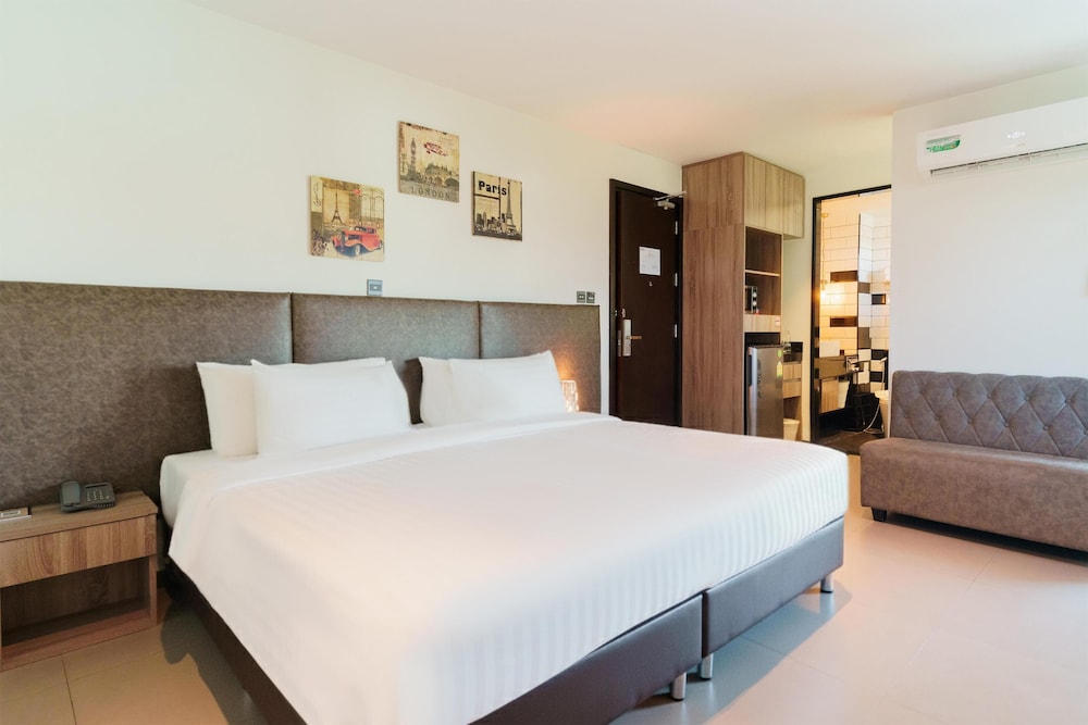 Deluxe Room, 1 King Bed, Balcony, City View
