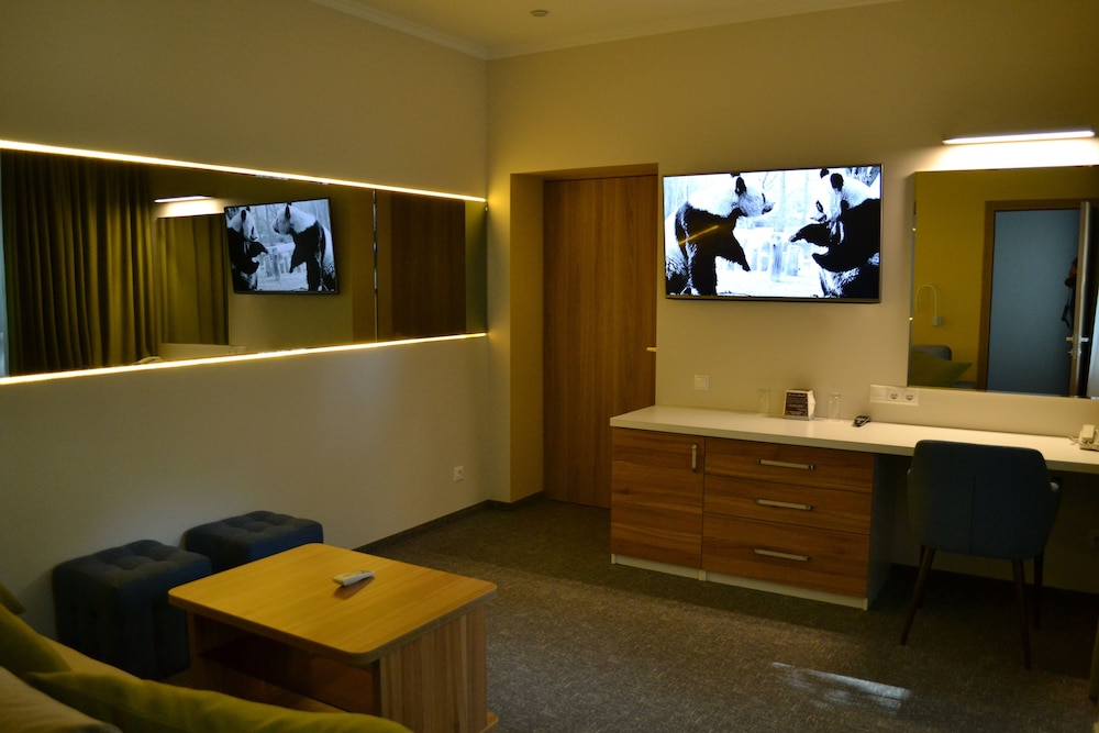 Family Suite, 1 Queen Bed with Sofa bed, Non Smoking photo 2