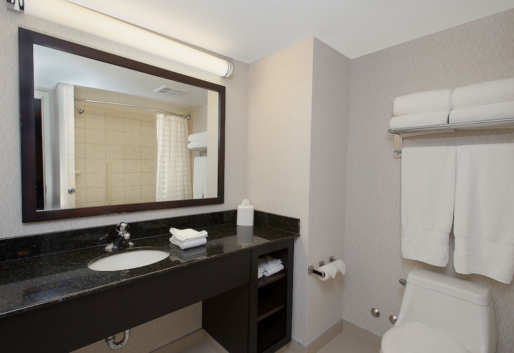4 Beds with 2 Bathrooms and view of Niagara Falls - Floors 32-37 thumbnail 6