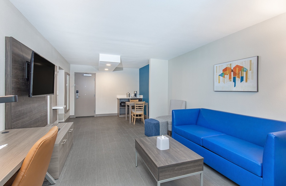 Suite, 1 Bedroom - Photo 2