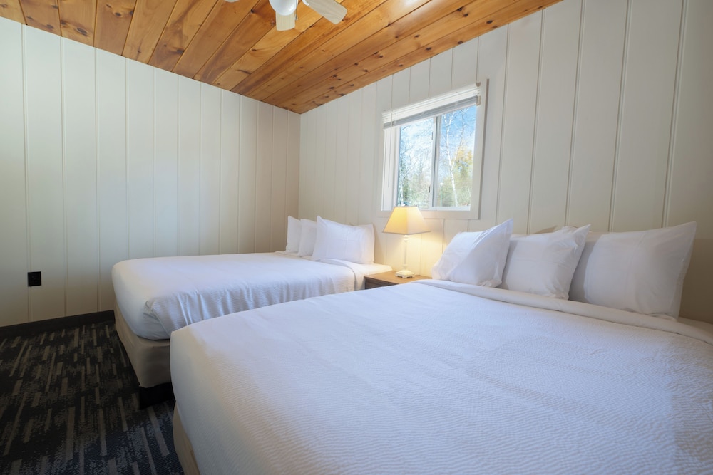 Lakeview One-Bedroom Beach Suite