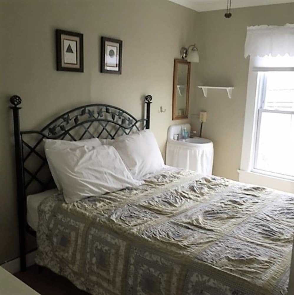 Standard Queen Room, Shared Bathroom (Room 13)