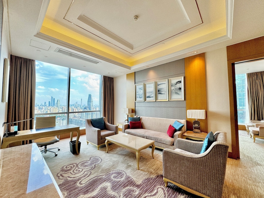King, Executive Suite, Club Lounge Access