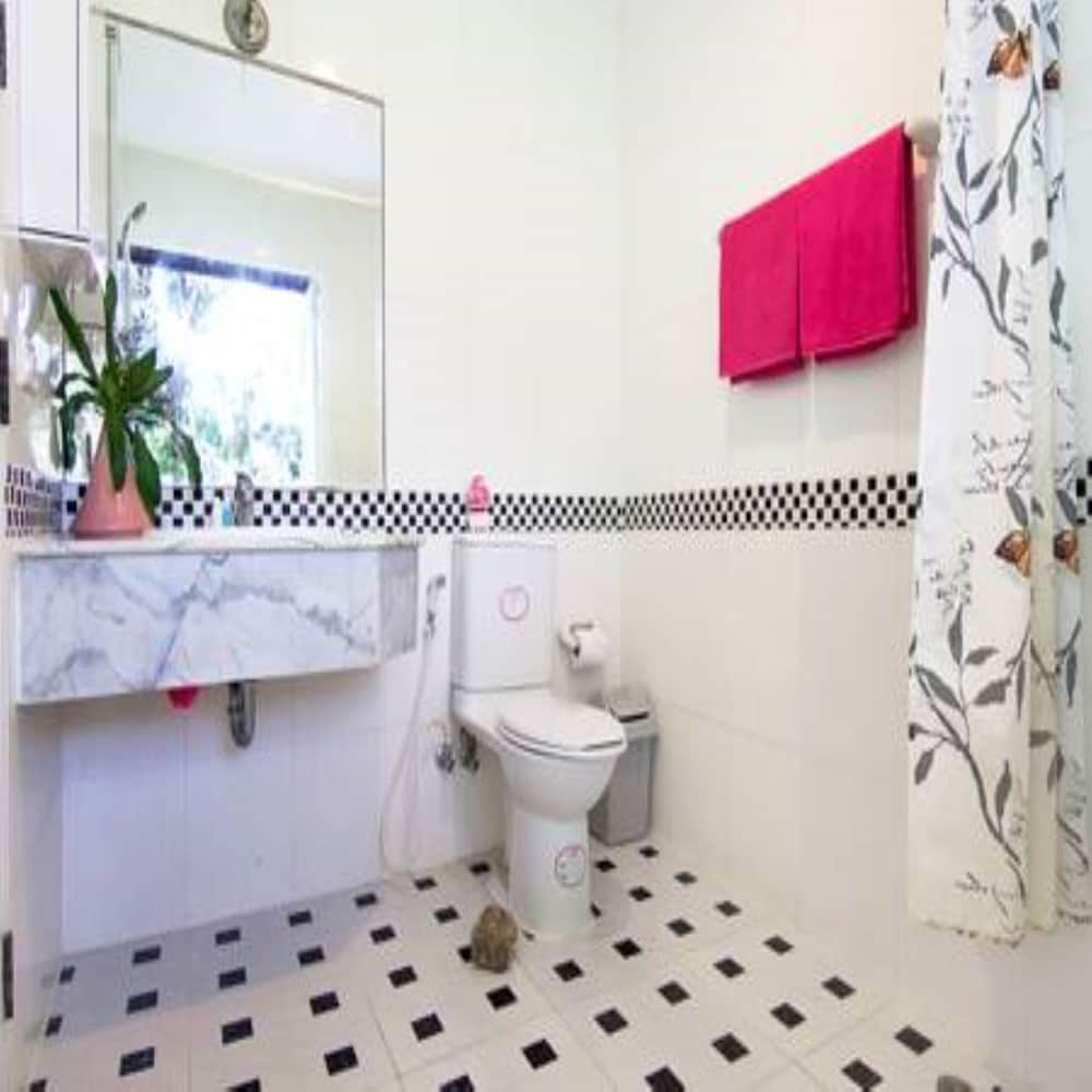 Deluxe Double Room with Balcony - Photo 9