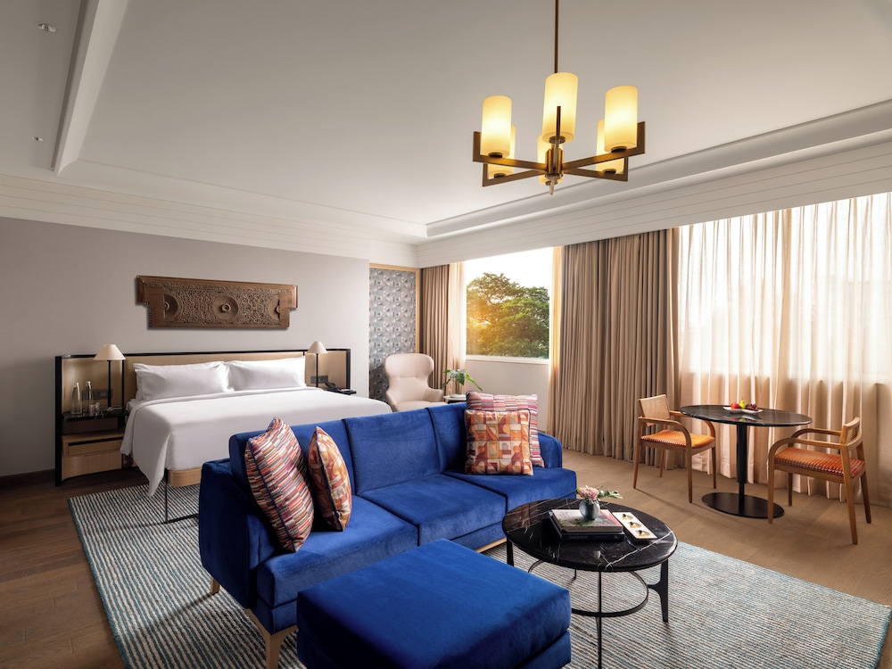 SUPERIOR SUITE WITH 1 KING BED - LOUNGE ACCESS WITH COCKTAIL HOURS & ONE WAY AIRPORT TRANSFER