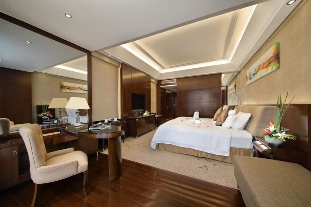Deluxe Room, 1 Queen Bed - Photo 2