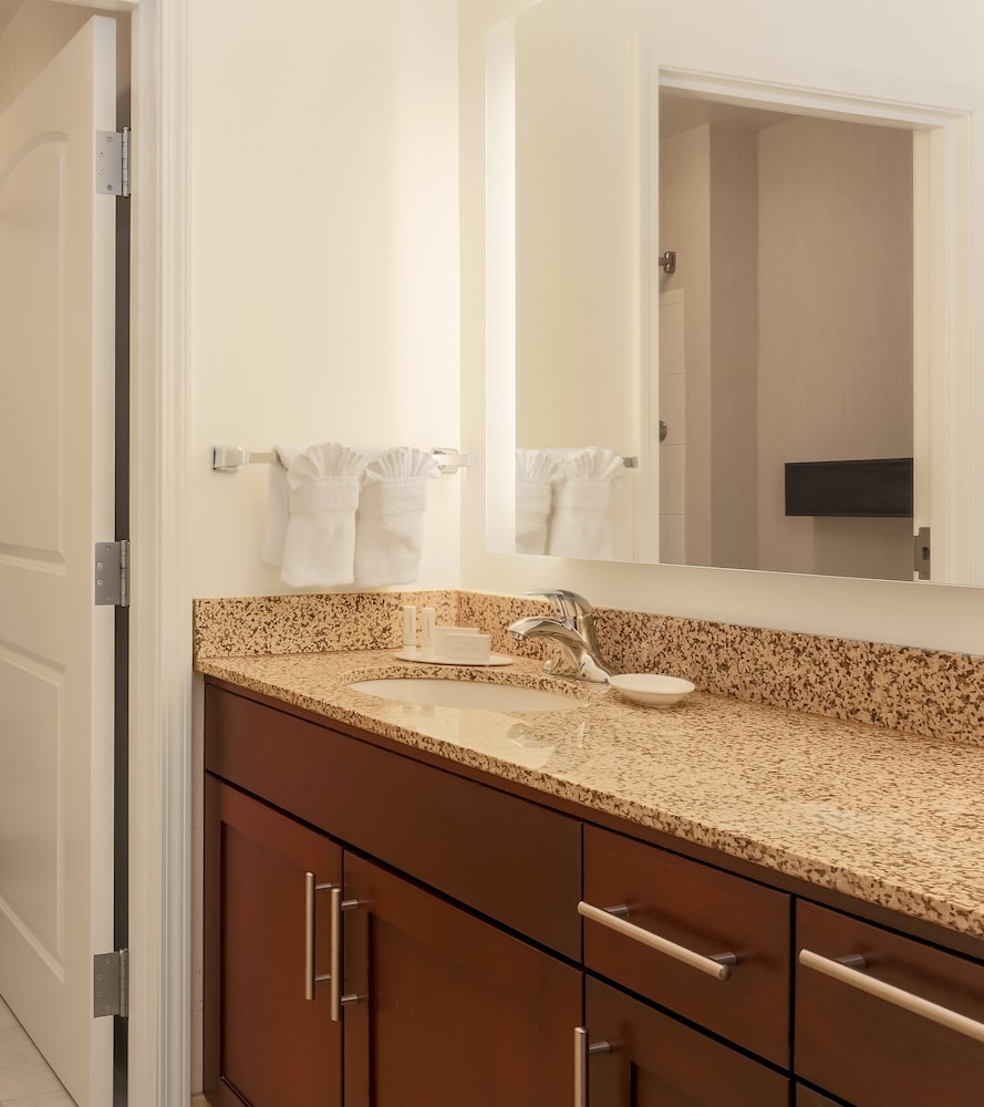 Suite, 2 Bedrooms (Mobility/Hearing Access, Roll-In Shwr)