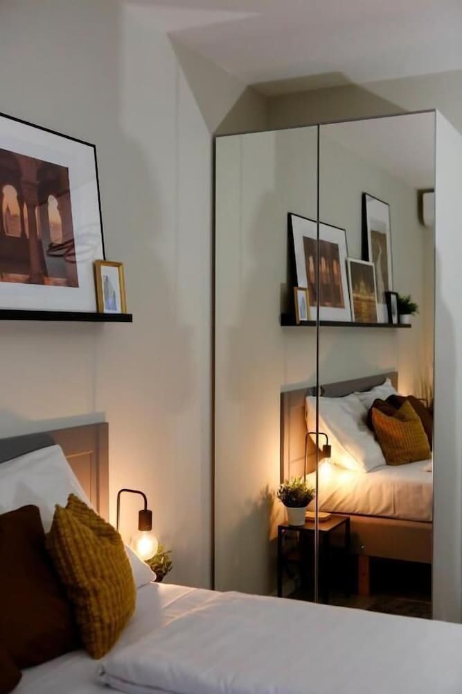 Deluxe Studio, 1 Queen Bed - Photo 2