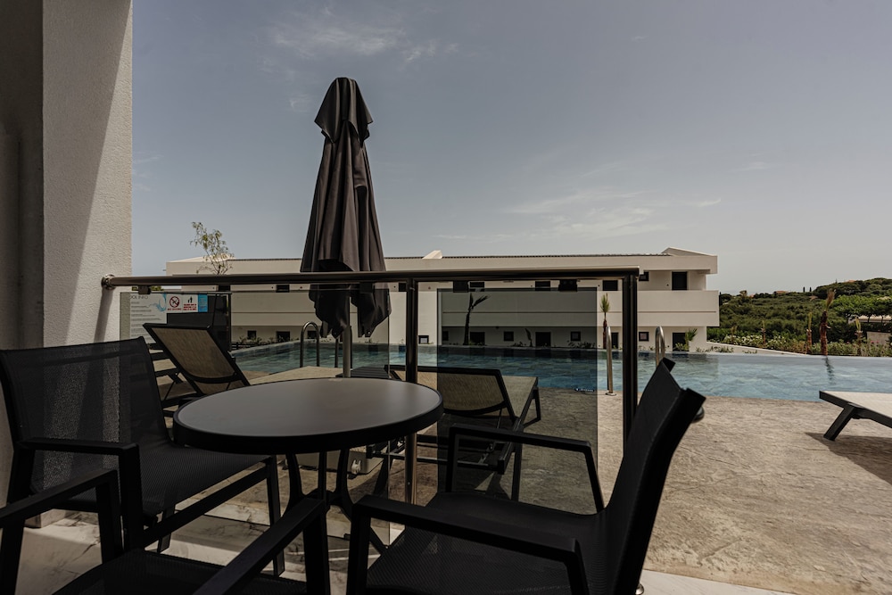 Family Room (Swim Up) - Photo 8