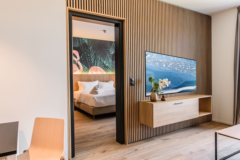 Suite - Photo 1