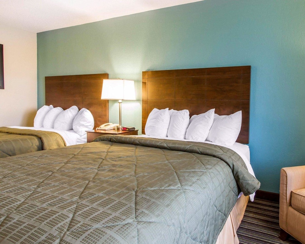Standard Room, 2 Queen Beds, Non Smoking - Photo 5