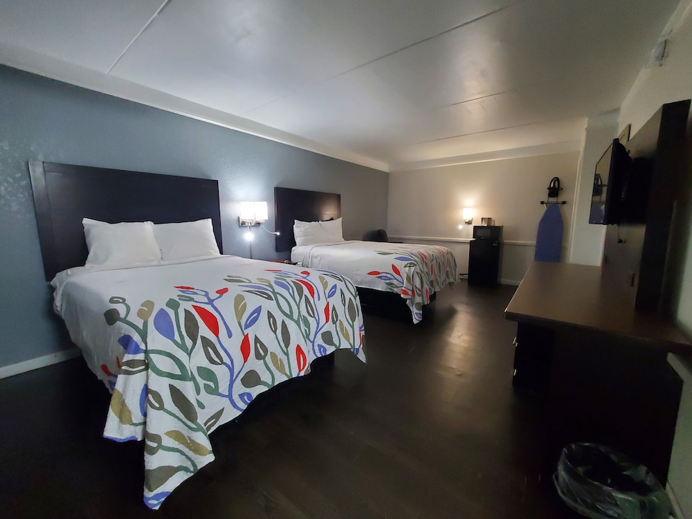 Deluxe Double Room, 2 Queen Beds, Non Smoking, Refrigerator & Microwave photo 1