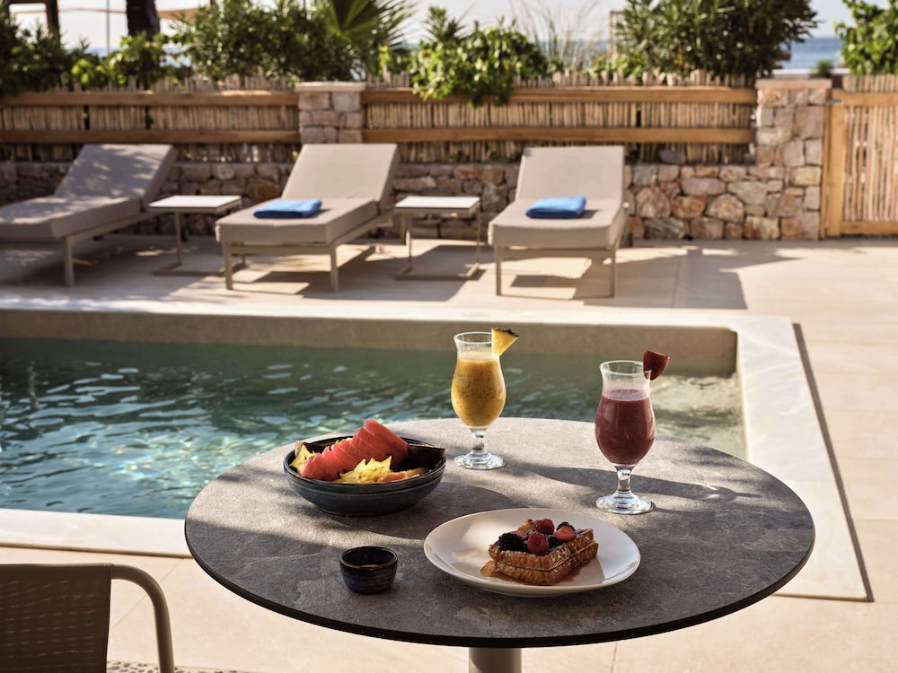 Premium Suite, 1 King Bed, Pool View (Duplex) - Photo 8