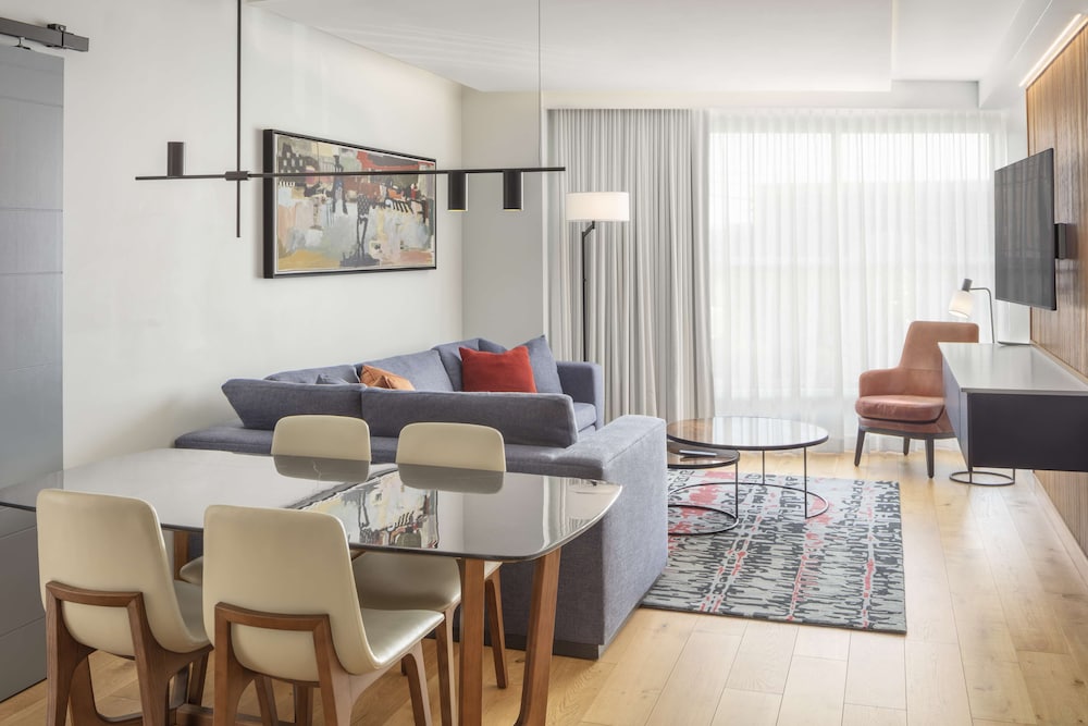 Suite, 1 Bedroom - Photo 2