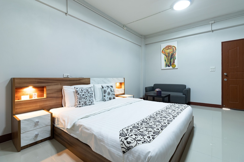 Deluxe Room, 1 King Bed photo 3