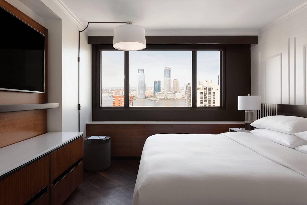 Deluxe Room, 1 King Bed (Mobility/Hearing Accessible, Tub)