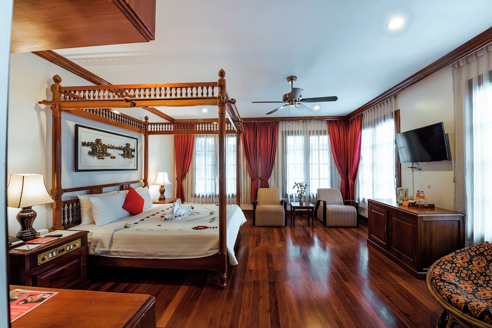 Royal Crown Suite photo 1