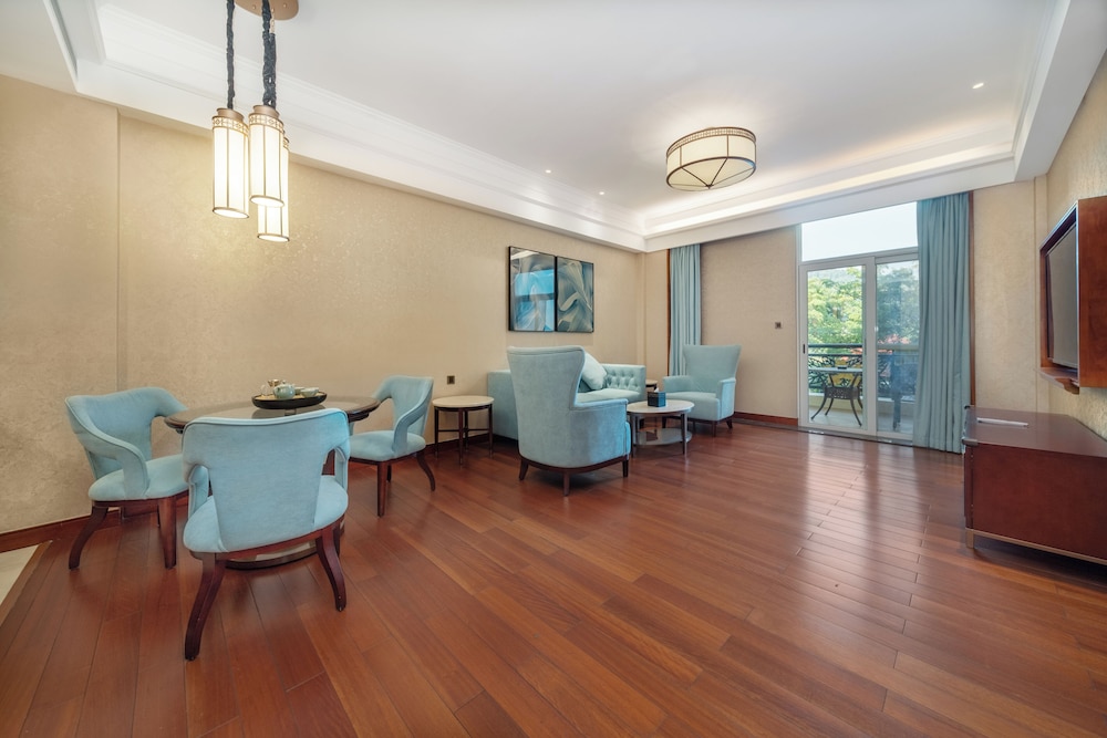 Hotspring Deluxe Suite photo 3