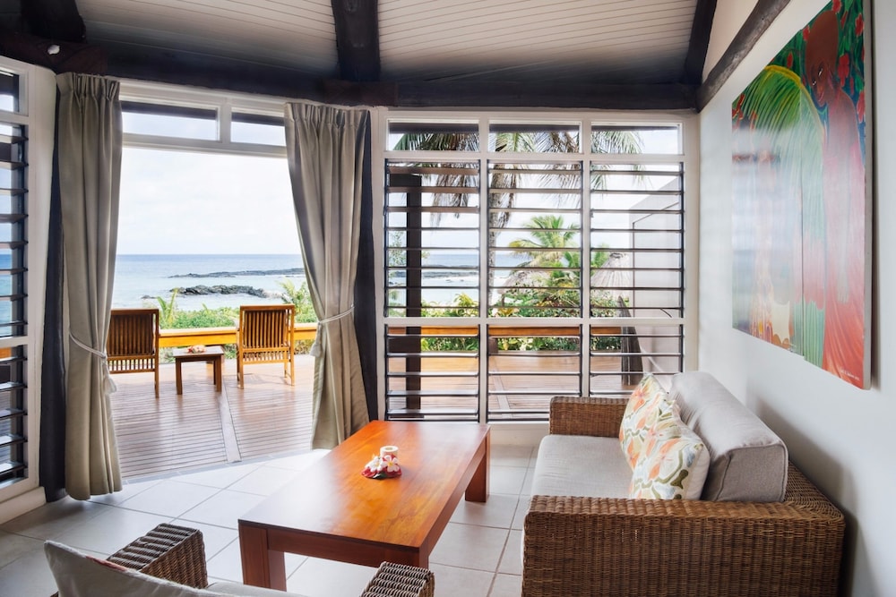 Beachfront Bure Suite - Adults Only