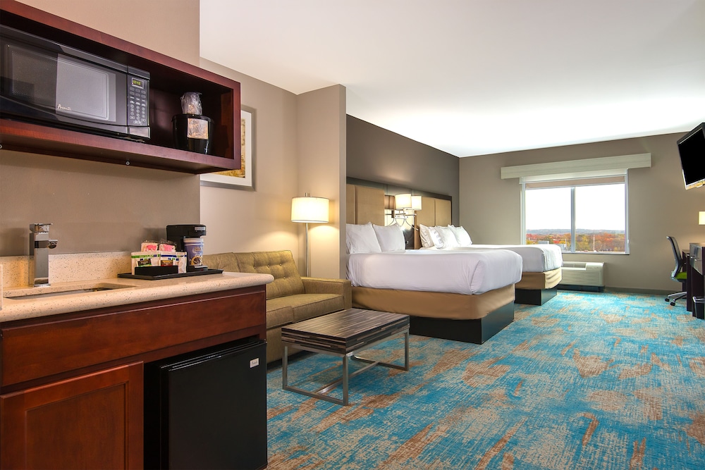 Suite, 2 Queen Beds (Extra Floor Space) photo 2