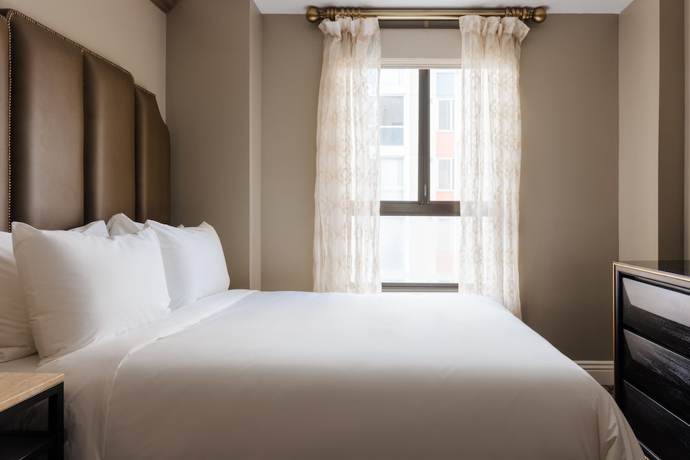 Deluxe Room, 1 Queen Bed - Photo 11